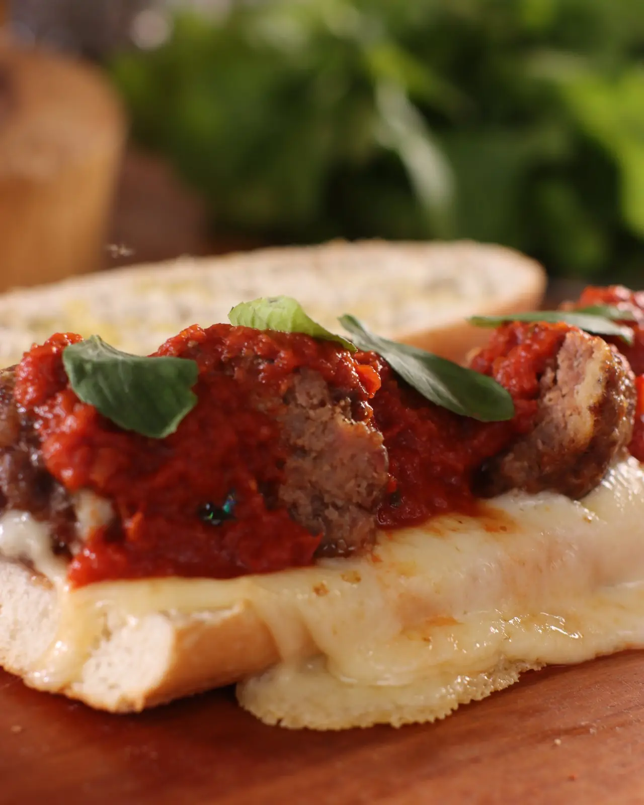 Meia baguete de almôndegas ao pomodoro com queijo derretido e manjericão