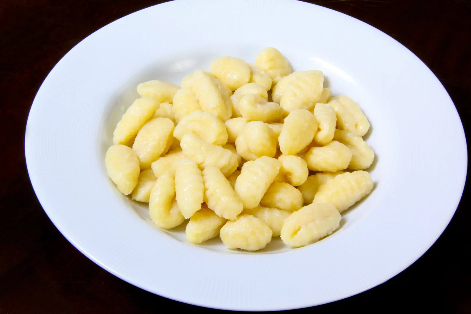 Nhoque italiano cru num prato fundo branco