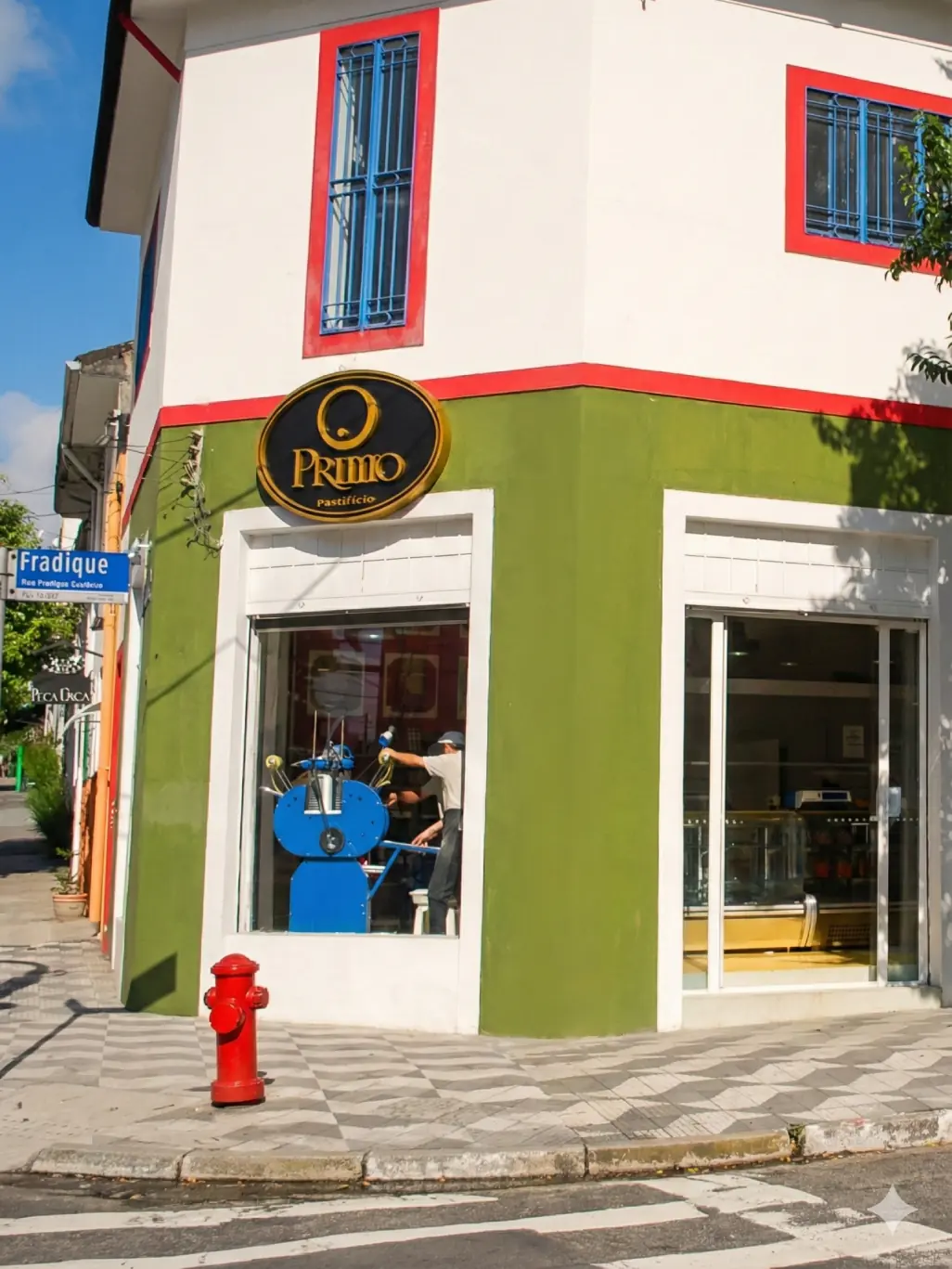 A primeira loja do Primo, na esquina da Fradique Coutinho em Pinheiros, com a fachada branca e verde e o letreiro oval