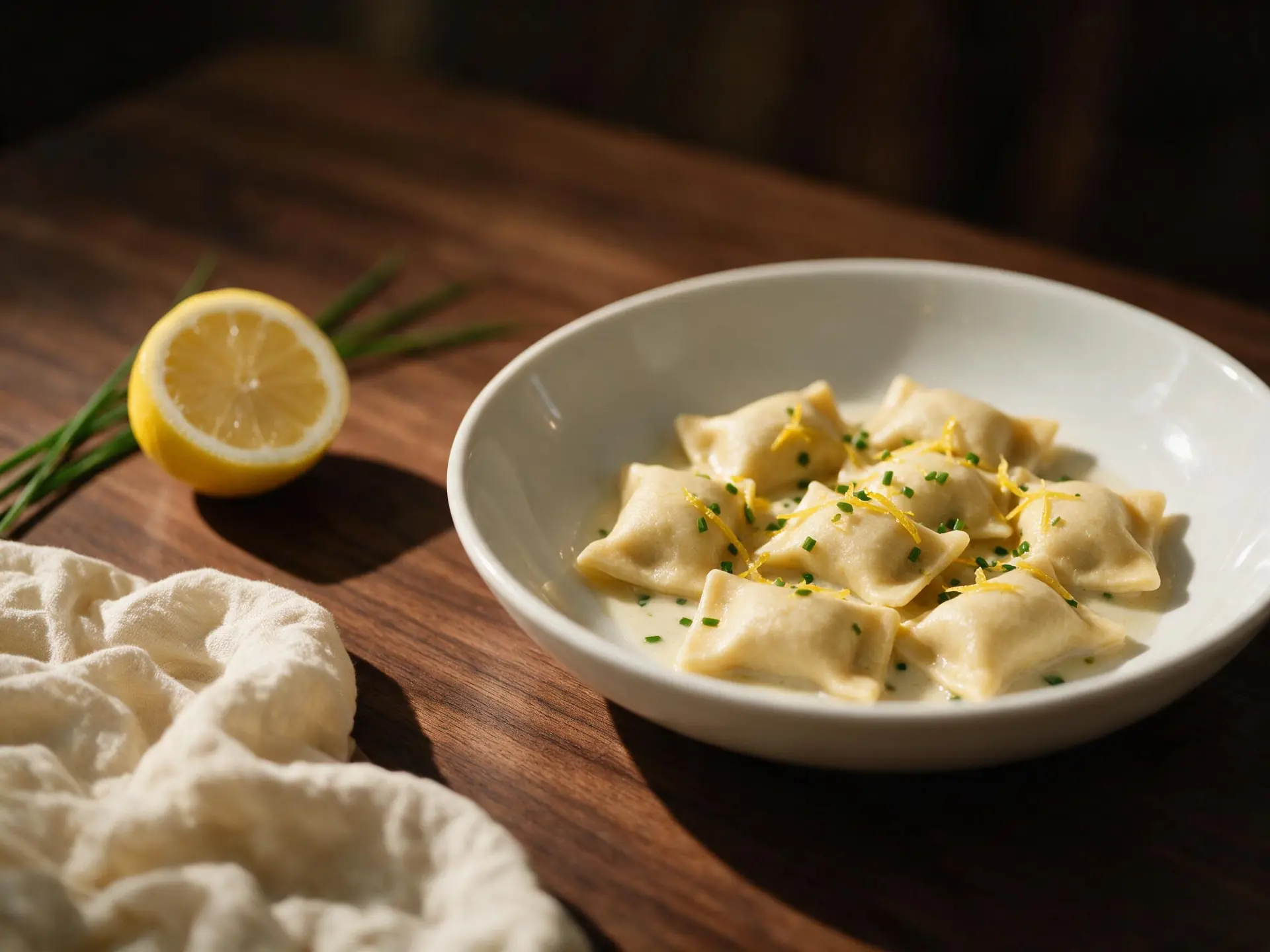Agnolotti de cream cheese e limão siciliano, servido à mesa