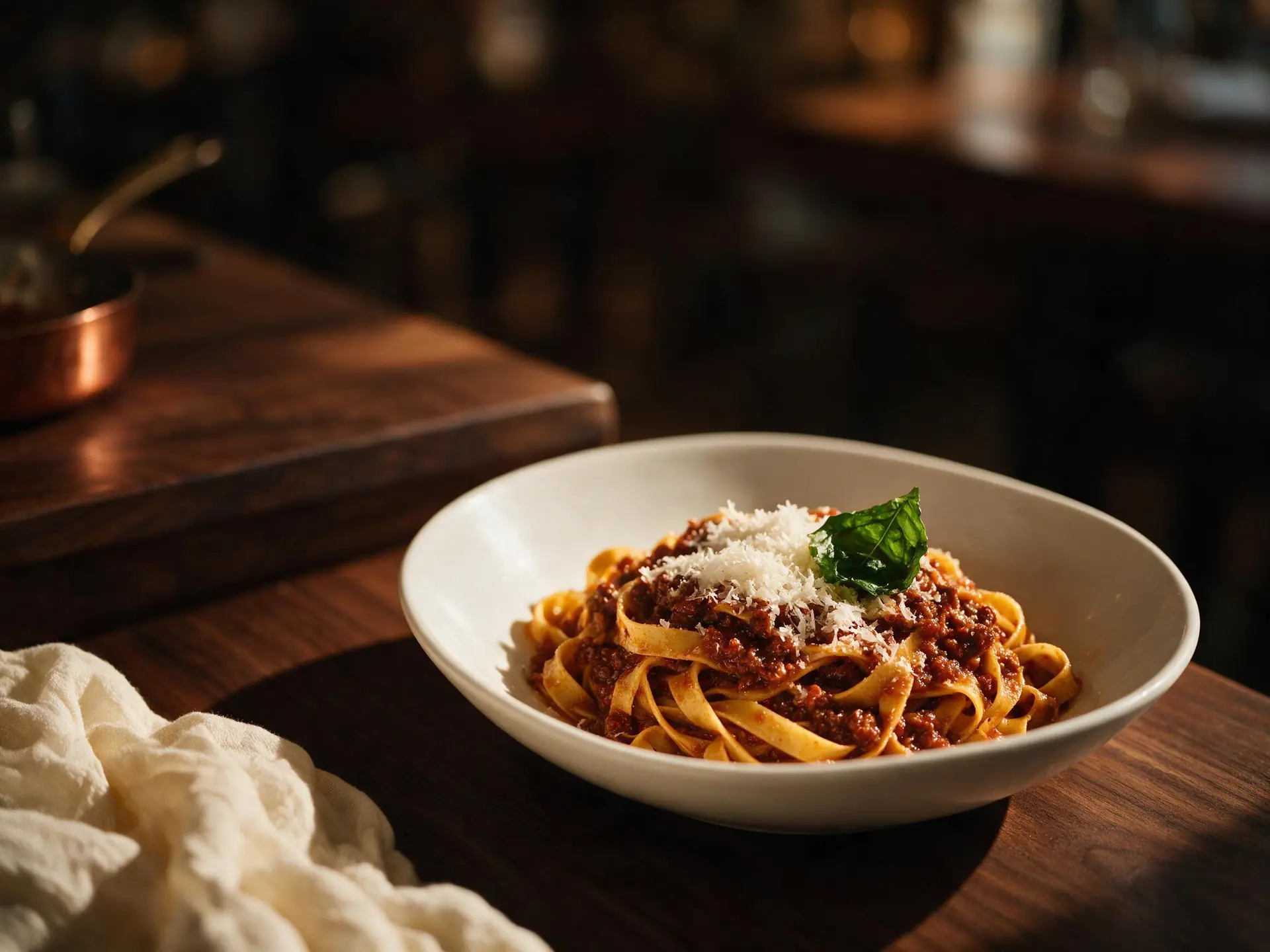 Fettuccine à bolonhesa, servido à mesa